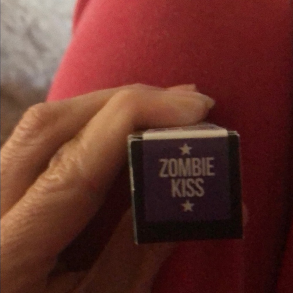 Jeffree Star velour lip in Zombie kiss